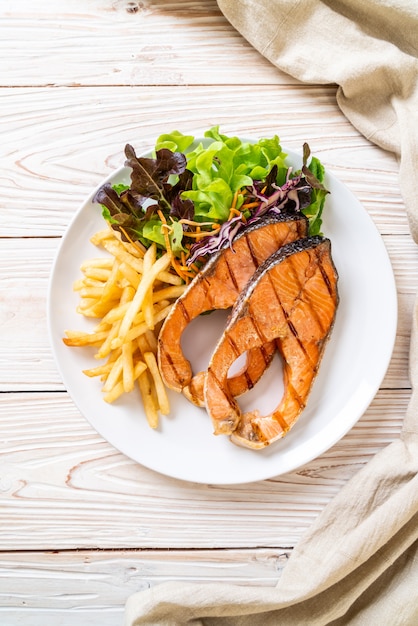 filete de filete de salmón a la parrilla con papas fritas