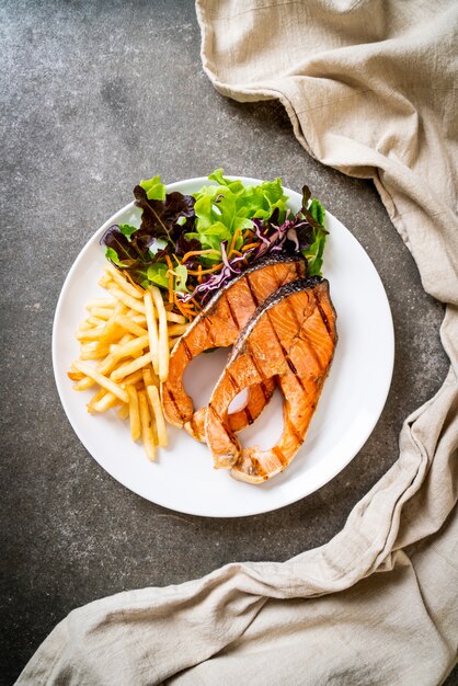 filete de filete de salmón a la parrilla con papas fritas