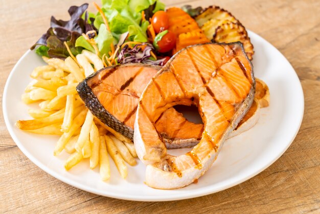 filete de filete de salmón a la parrilla con vegetales y papas fritas