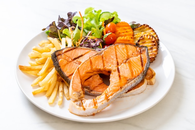 filete de filete de salmón a la parrilla con vegetales y papas fritas