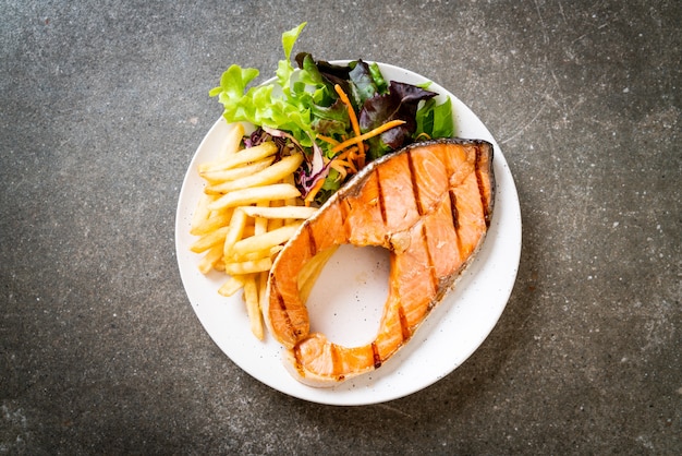 filete de filete de salmón a la parrilla con vegetales y papas fritas