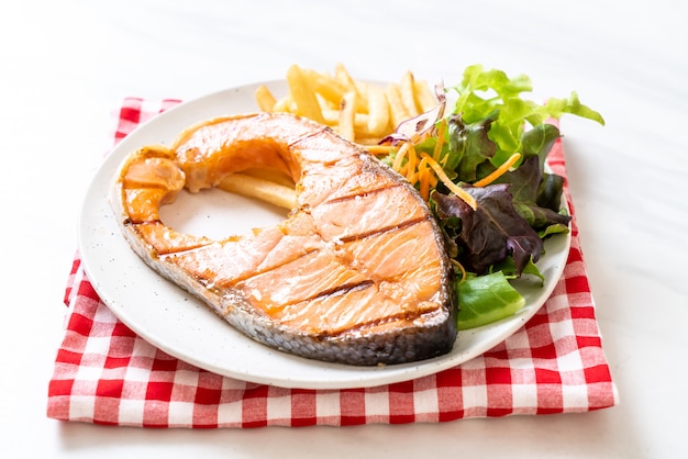 filete de filete de salmón a la parrilla con vegetales y papas fritas