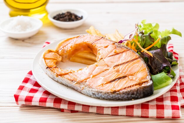 filete de filete de salmón a la parrilla con vegetales