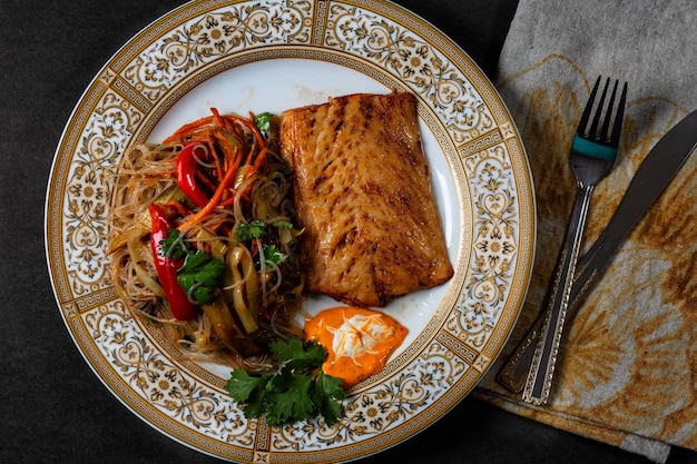 Filete de fletán a la plancha con verduras