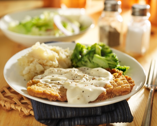 Foto filete frito con salsa de leche