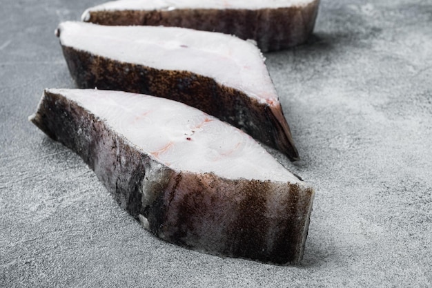 Filete de halibut congelado sobre fondo de mesa de piedra gris