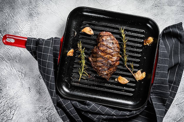 Filete de hoja superior a la parrilla en una sartén