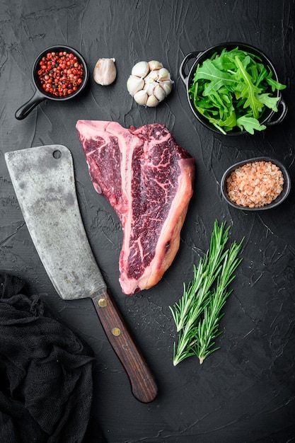 Filete de hueso t crudo con ingredientes, en piedra negra