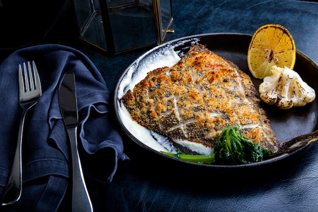 Filete de lenguado asado en una sartén con hierbas y limón