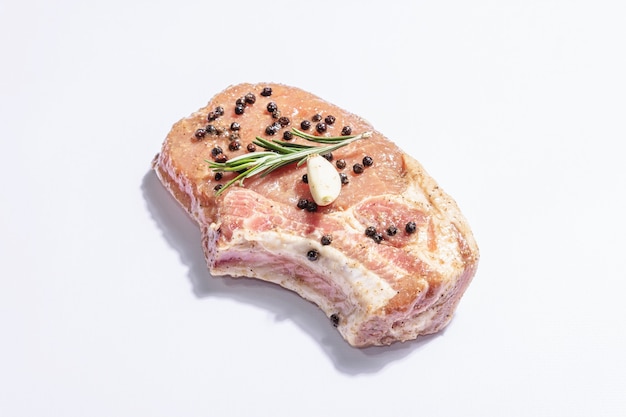 Foto filete de lomo de cerdo crudo aislado en blanco.