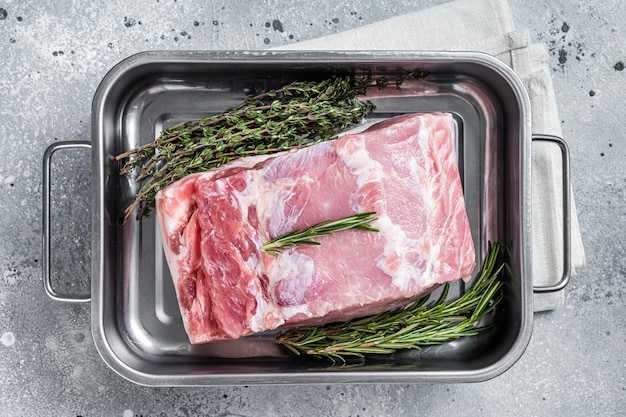 Filete de lomo de cerdo crudo para cocinar filetes de chuleta con hierbas y especias Fondo gris Vista superior