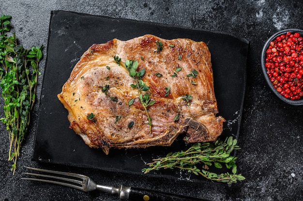 Filete de lomo de cerdo a la plancha sobre una tabla