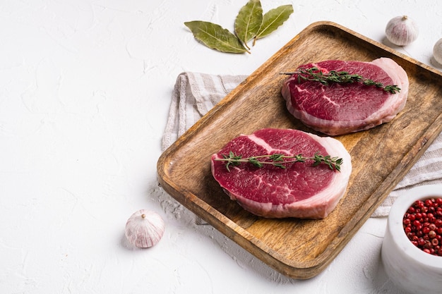 Filete de lomo crudo sobre fondo de mesa de piedra blanca con espacio para copiar texto