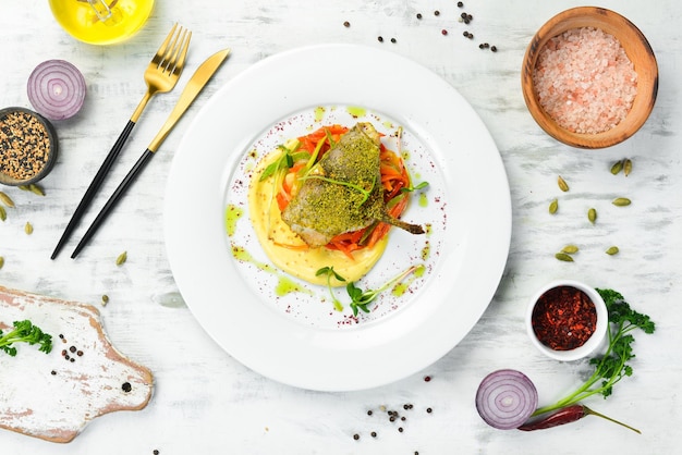 Filete de lubina asada con verduras en un plato blanco Vista superior Estilo rústico