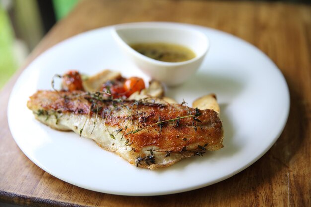 Filete de lubina sobre fondo de madera