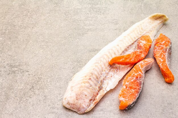 Filete de merluza y trozos de salmón