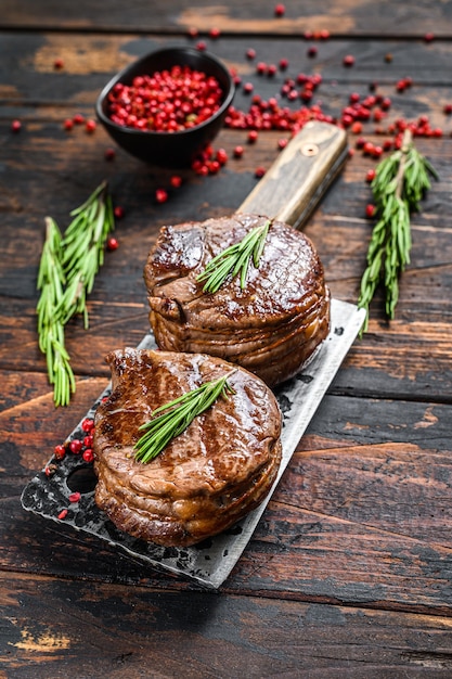 Filete mignon a la parrilla en un cuchillo de carnicero