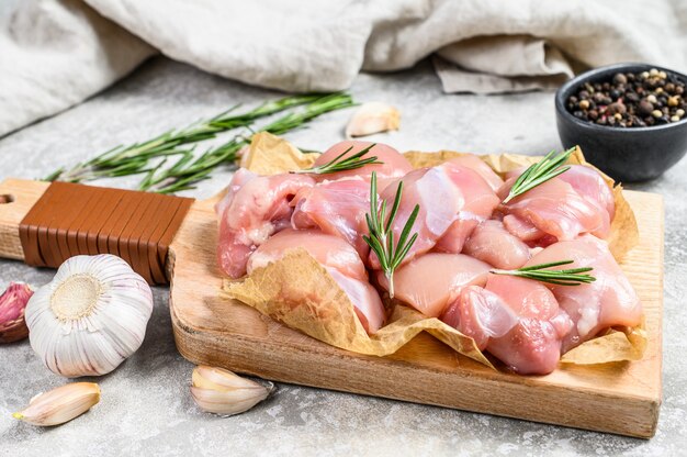 Filete de muslo de pollo cortado en cubos.