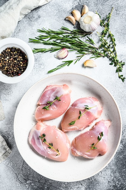 Filete de muslo de pollo crudo. Fondo gris Vista superior