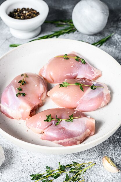 Filete de muslo de pollo crudo. Vista superior