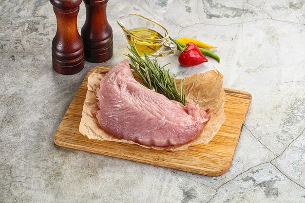 Foto filete de pan de pavo crudo para la cocción