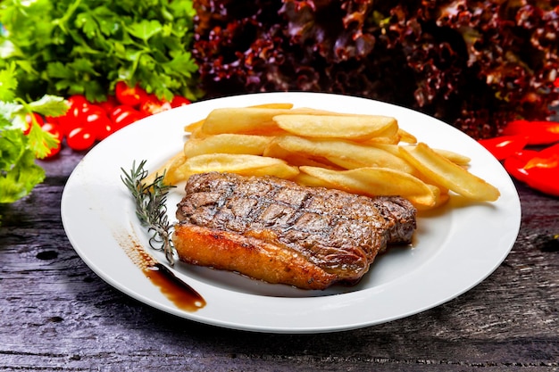 Filete con papas fritas