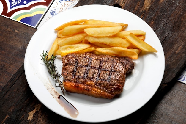 Filete con papas fritas