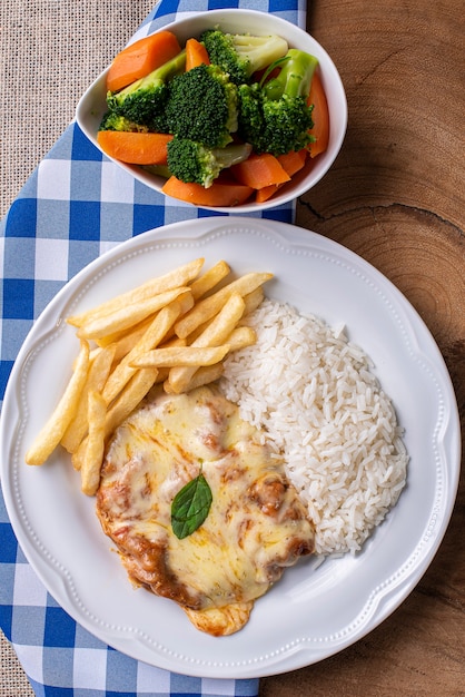 Filete a la parmegiana también conocido como filete a la parmegiana