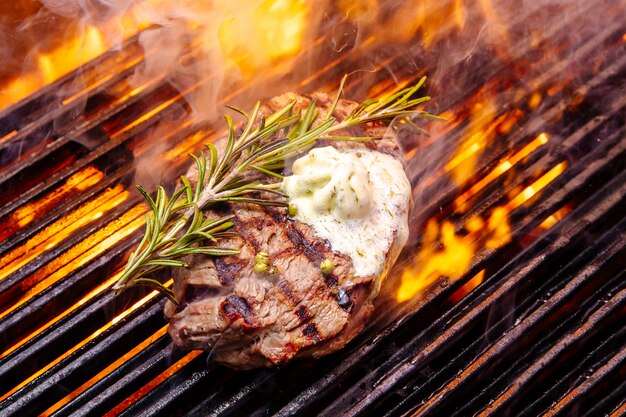 Filete a la parrilla con hierbas y mantequilla