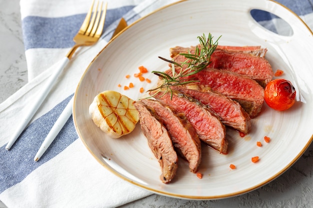 Filete a la parrilla medio raro en rodajas en un plato