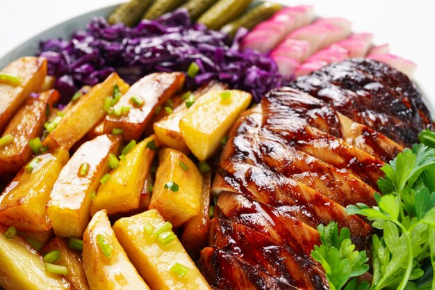 Foto un filete a la parrilla con papas fritas y un plato de ensalada en un restaurante