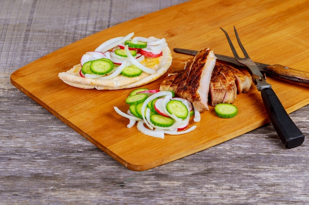 Filete a la parrilla, papas fritas y verduras