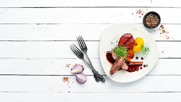 Filete de pato al horno con salsa de pera y arándano Vista superior espacio libre para el texto Estilo rústico