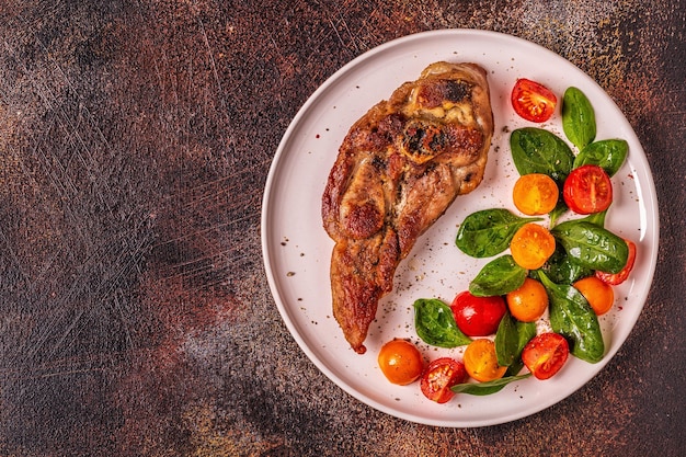 Filete de pavo asado con ensalada