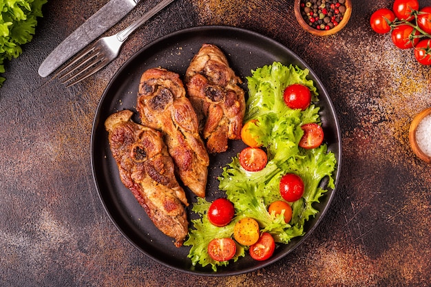 Filete de pavo asado con ensalada.