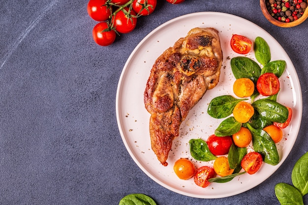 Filete de pavo asado con ensalada