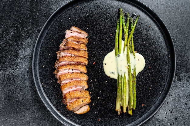 Filete de pechuga de pato a la plancha con espárragos al horno