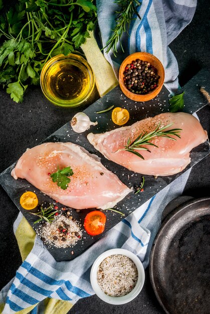 Filete de pechuga de pollo cruda con especias y aceite de oliva