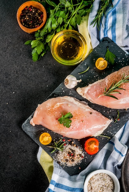 Filete de pechuga de pollo cruda con especias y aceite de oliva