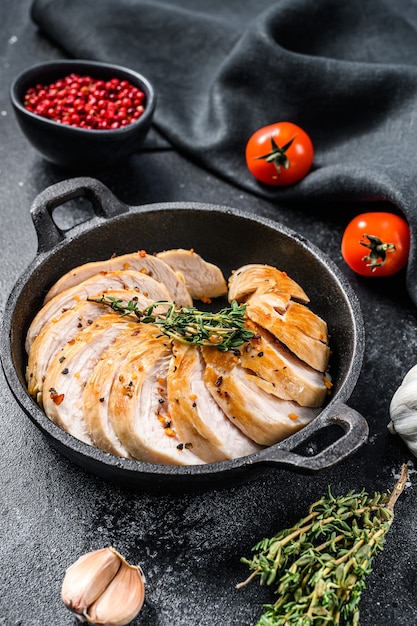 Filete de pechuga de pollo con especias en una sartén