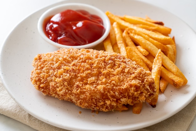 Filete de pechuga de pollo frito con papas fritas y salsa de tomate