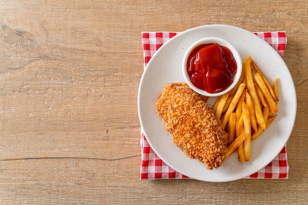 Filete de pechuga de pollo frito con papas fritas y salsa de tomate