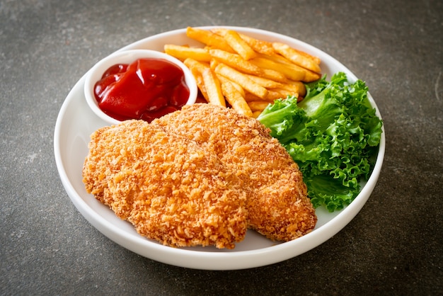 Filete de pechuga de pollo frito con papas fritas y salsa de tomate