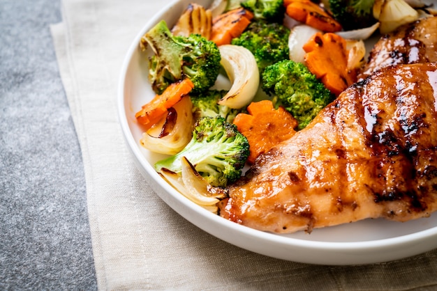 filete de pechuga de pollo a la parrilla con vegetales