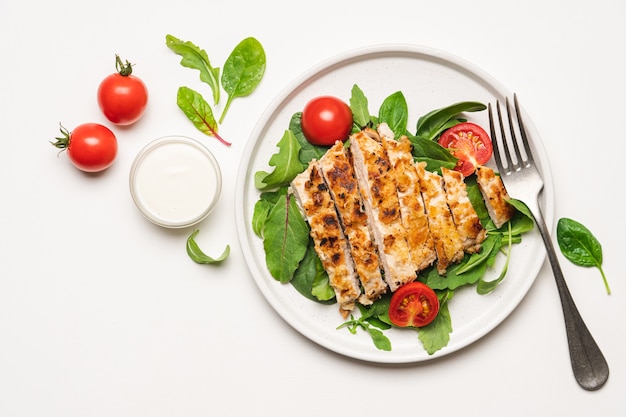 Filete de pechuga de pollo picado con ensalada