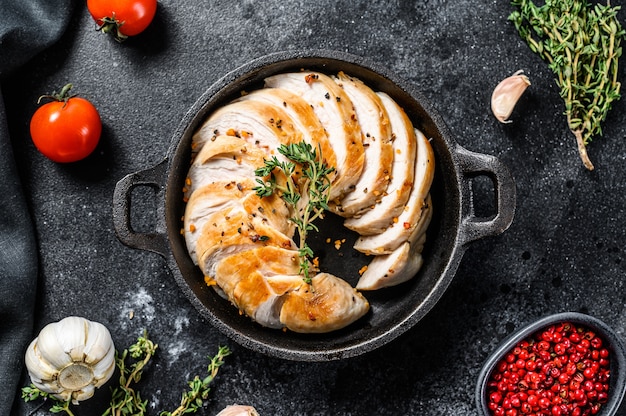 Filete de pechuga de pollo en una sartén