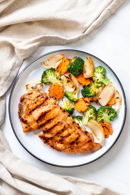 filete de pechuga de pollo con verduras