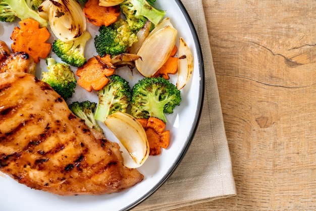 filete de pechuga de pollo con verduras