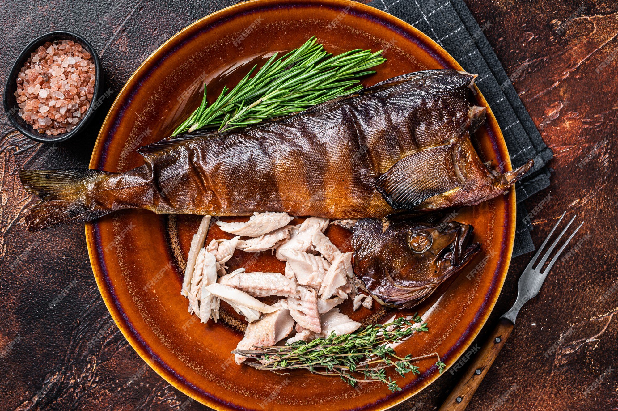 álbum de recortes Inodoro Gallo Filete de perca de pescado ahumado caliente en plato rústico con tomillo.  fondo oscuro. vista superior. | Foto Premium