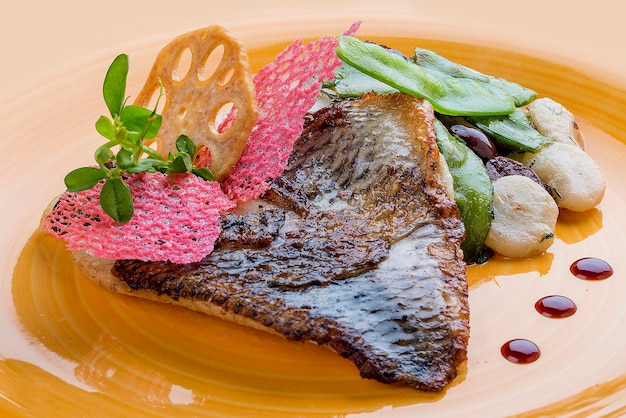 Filete de perca con verduras y castañas